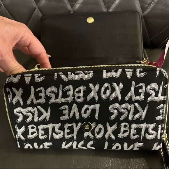 NWT Betsey Johnson black white XOXO LOVE KISS Crossbody shoulder accordion bag - Picture 5 of 11